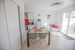 Η κουζίνα ή μικρή κουζίνα στο LA FREGATE Maison avec piscine/parking/wifi/plages 5kms +42 φωτογραφίες