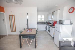 Η κουζίνα ή μικρή κουζίνα στο LA FREGATE Maison avec piscine/parking/wifi/plages 5kms