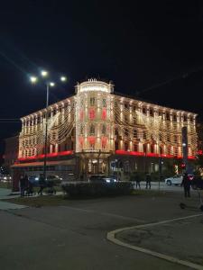 un gran edificio con luces de Navidad encendidas por la noche en Civico1280 Holiday, en Camaiore