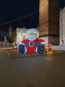 una gran decoración de muñeco de nieve en el lateral de una calle en Civico1280 Holiday, en Camaiore