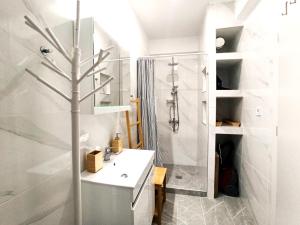A bathroom at Mikalis Studio