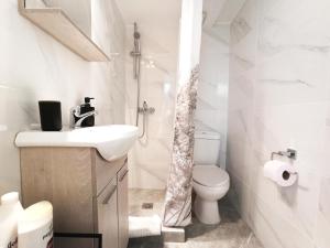 A bathroom at Mikalis Studio
