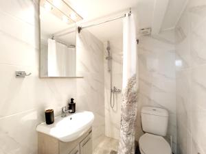 A bathroom at Mikalis Studio Még 15 kép