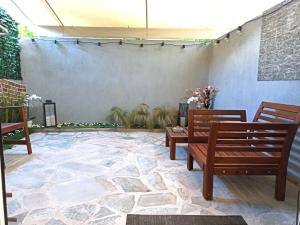 A seating area at Mikalis Studio