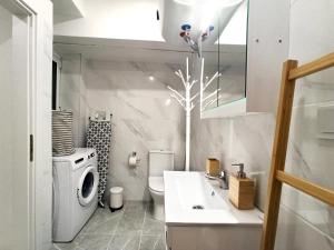 A bathroom at Mikalis Studio