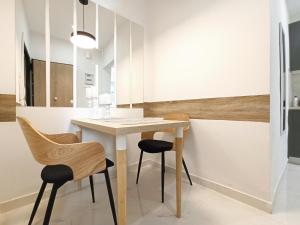 uma cozinha com uma mesa e duas cadeiras em Mikalis Studio em Atenas