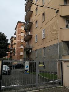 een hek voor een hoog gebouw bij Trilocale alla Lunetta in Bologna