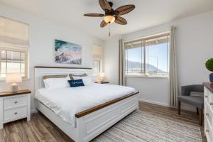 Un pat sau paturi într-o cameră la @ Marbella Lane-Modern Home w/Mountain+Ocean View!