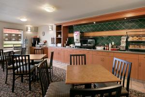 Restaurace v ubytování Super 8 by Wyndham Slave Lake AB