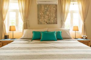 מיטה או מיטות בחדר ב-Private Villa & pool, Christ Church Barbados