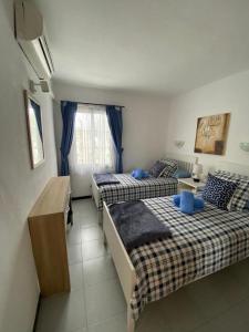 sypialnia z 2 łóżkami i oknem w obiekcie CASA SANDRA COCOSOL w mieście Costa de Antigua