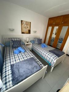 sypialnia z 2 łóżkami i lustrem w obiekcie CASA SANDRA COCOSOL w mieście Costa de Antigua