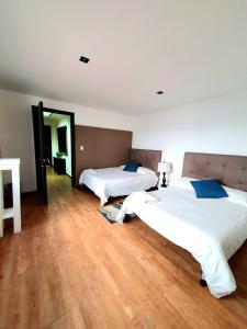 Letto o letti in una camera di Hostal Top Location ideal para viajeros Polanco