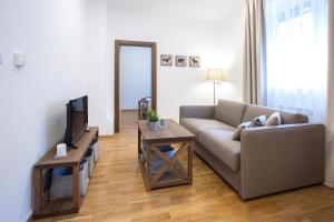 un soggiorno con divano e TV di Apartman DUSA a Kopaonik