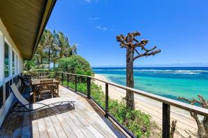 ハナレイにあるHaena Beachfront With Stunning Panoramic Ocean Views TVNC # 5134の海の景色を望むバルコニー付きの家
