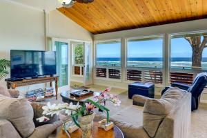 ハナレイにあるHaena Beachfront With Stunning Panoramic Ocean Views TVNC # 5134の海の景色を望むリビングルーム