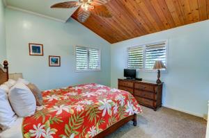 1 dormitorio con 1 cama y ventilador de techo en Haena Beachfront With Stunning Panoramic Ocean Views TVNC # 5134, en Hanalei