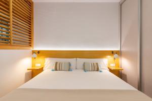 A bed or beds in a room at Locksmith Apartment - Park Option