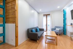 A seating area at Locksmith Apartment - Park Option