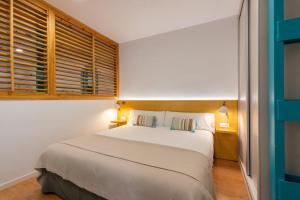 A bed or beds in a room at Locksmith Apartment - Park Option