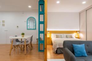 A bed or beds in a room at Locksmith Apartment - Park Option
