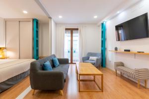 A television and/or entertainment centre at Locksmith Apartment - Park Option