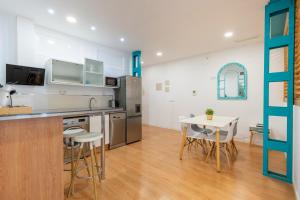 A kitchen or kitchenette at Locksmith Apartment - Park Option