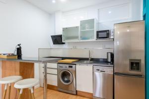 A kitchen or kitchenette at Locksmith Apartment - Park Option