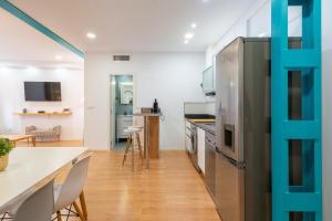 A kitchen or kitchenette at Locksmith Apartment - Park Option