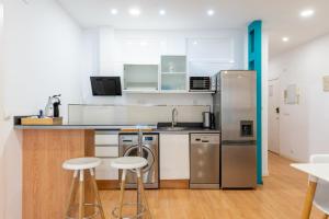 A kitchen or kitchenette at Locksmith Apartment - Park Option