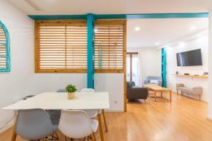 A television and/or entertainment centre at Locksmith Apartment - Park Option