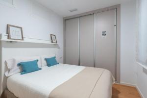 A bed or beds in a room at Locksmith Apartment - Park Option