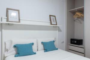 A bed or beds in a room at Locksmith Apartment - Park Option