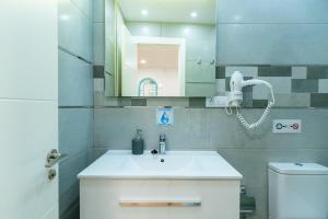A bathroom at Locksmith Apartment - Park Option