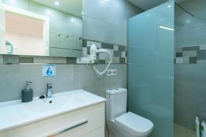 A bathroom at Locksmith Apartment - Park Option Még 26 kép