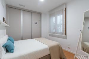 A bed or beds in a room at Locksmith Apartment - Park Option