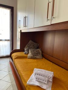 uma cama com duas toalhas num quarto em Casita Porto Pino em Porto Pino