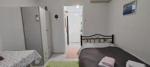 ein Schlafzimmer mit einem Bett und einer Tür zu einem Flur in der Unterkunft Mini home in Thessaloniki