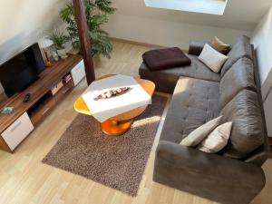 een woonkamer met een bank en een tafel bij Urlaub beim Fürst in Wernigerode