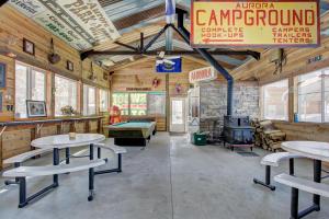 مطعم أو مكان آخر لتناول الطعام في Alpine Lodge Hotel