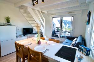 Televízia a/alebo spoločenská miestnosť v ubytovaní Duplex en bord de mer