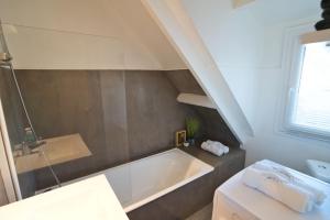 Kúpeľňa v ubytovaní Duplex en bord de mer + 2 fotografie