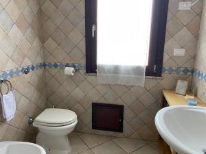uma casa de banho com um WC e um lavatório em Casita Porto Pino em Porto Pino