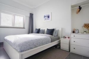 um quarto branco com uma cama e uma janela em Casa Emon Cascais New Mordern Apartment 3 Bedrooms em Cascais
