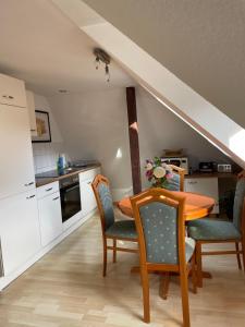 eine Küche und ein Esszimmer mit einem Tisch und Stühlen in der Unterkunft Urlaub beim Fürst in Wernigerode
