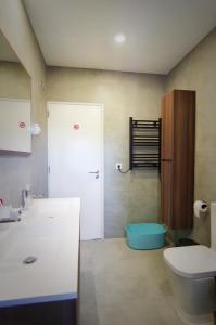 uma casa de banho com um WC e uma banheira azul em Casa Emon Cascais New Mordern Apartment 3 Bedrooms em Cascais