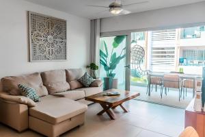 Beach Garden F3 Luxury Condo的休息区