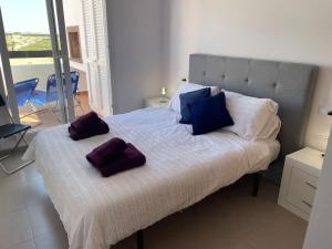 ein Bett mit zwei Kissen darauf in einem Schlafzimmer in der Unterkunft Top floor penthouse in Murcia