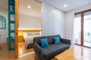 A bed or beds in a room at Locksmith Apartment - Park Option