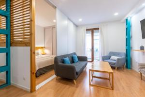 A seating area at Locksmith Apartment - Park Option
